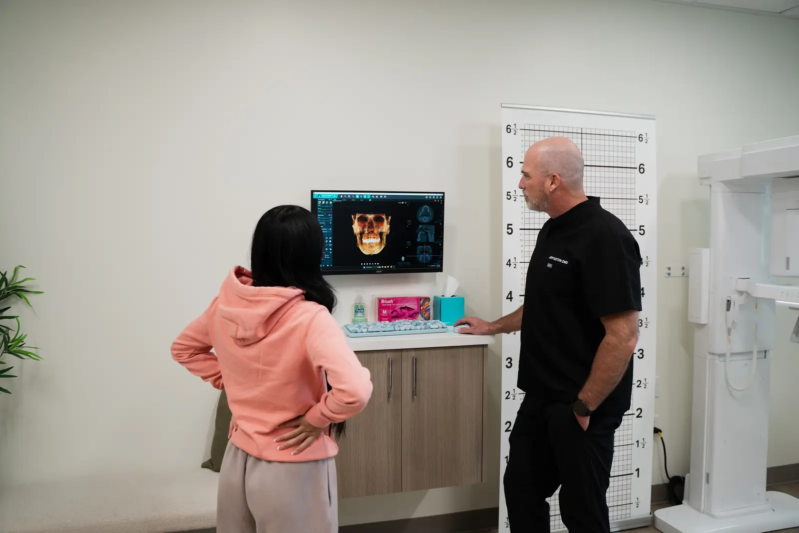 Dr. Jeff Buxton reviewing a 3D CBCT scan with a patient in Draper, Utah